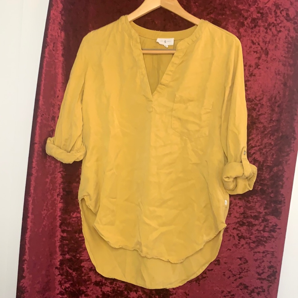 Lou & Grey mustard beach v neck shirt size S-M